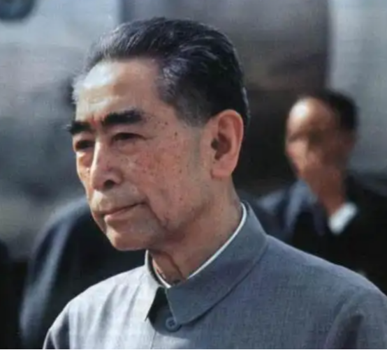 1968年12月6日，国家总理周恩来同志正在接待外宾，却突然终止会谈，走到门外失