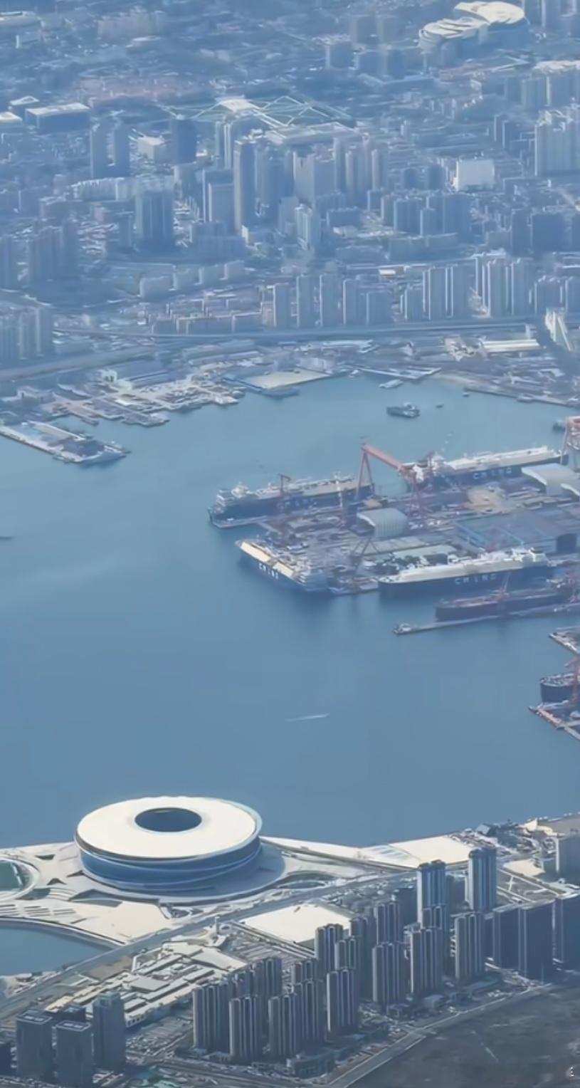 昨日的004核舰侧视图和卫星图旁边又来了一艘LNG船。。。舰首还是差一截，球鼻