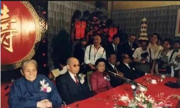 张学良90岁大寿时与妻子赵一荻的罕见合影，两人感情深厚。于凤至为张学良付出了一生