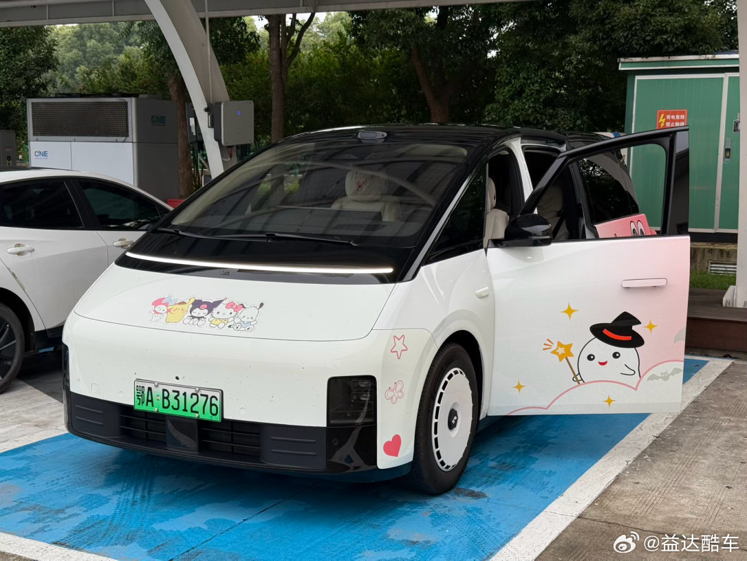 出发襄阳买个车现在随便一个充电站都是高压的哇挺方便的，全程开智驾