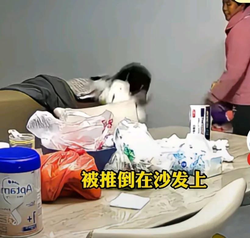 儿媳在监控上看到婆婆教训孩子，边打边骂，旁边的弟弟不知道怎么回事，也有样学样的