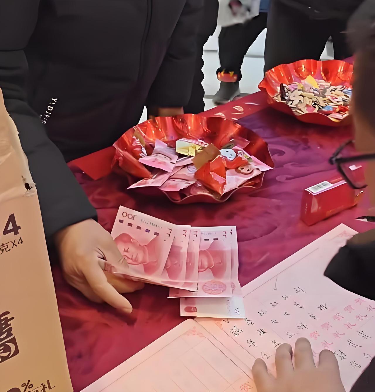 我表弟结婚，我上午掏了5000元的份子钱。可是到了下午，一群闹份子钱的人又来了，