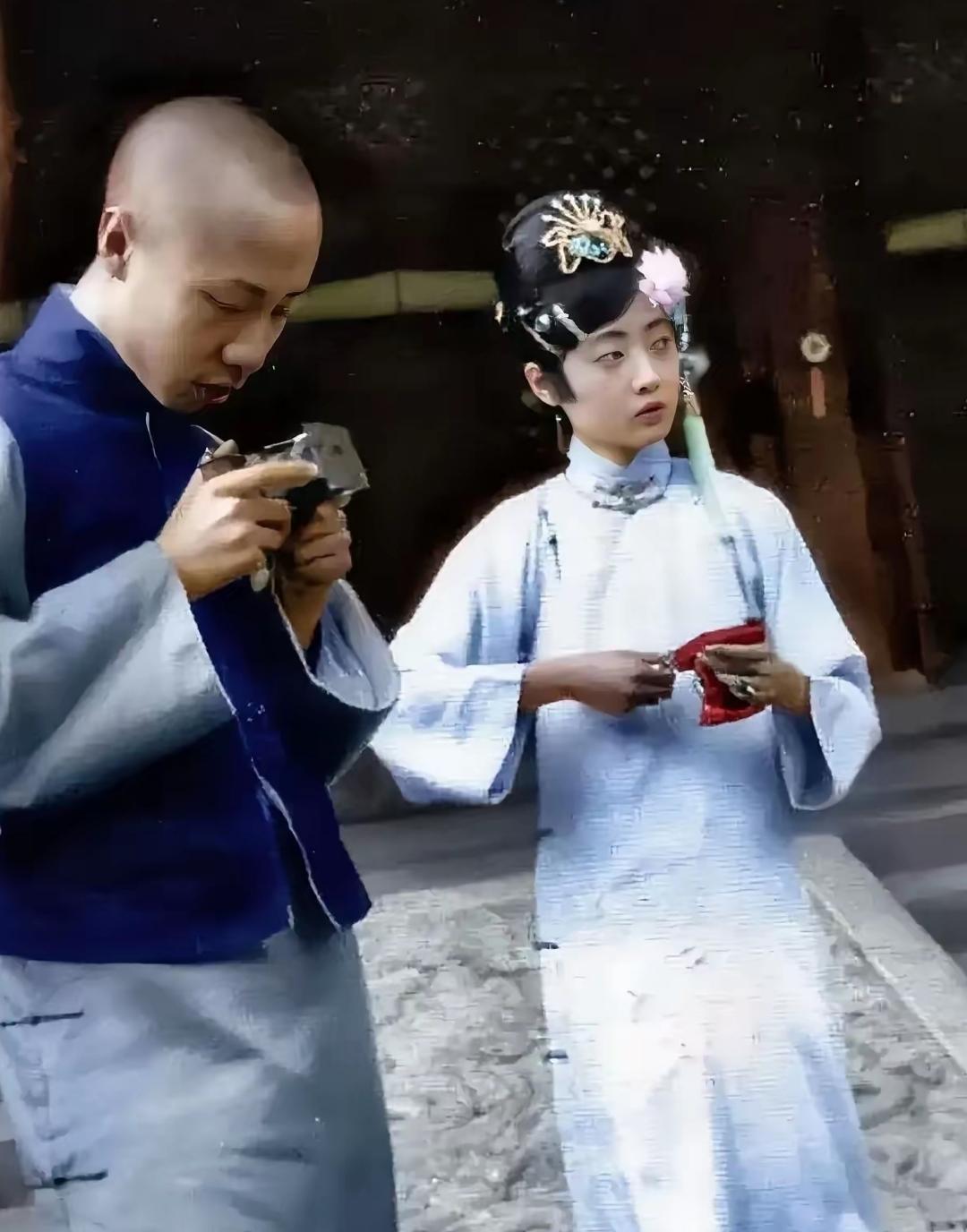 1946年，婉容的身上发出一股股恶臭，让人难以靠近，41岁的她已经生活不能自理