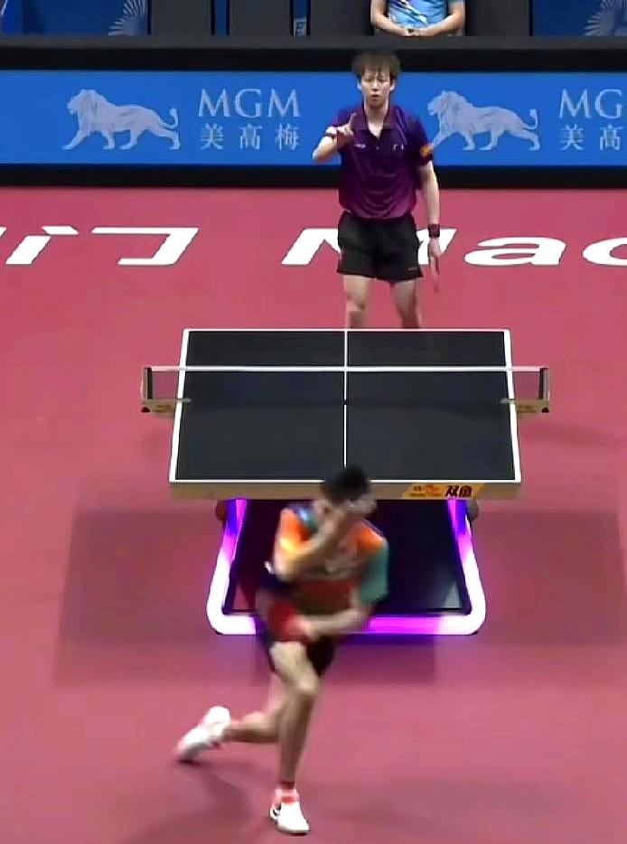 这才是有爱的氛围！林高远在场上不小心打到了程靖淇的眼睛，虽然程靖淇说着没