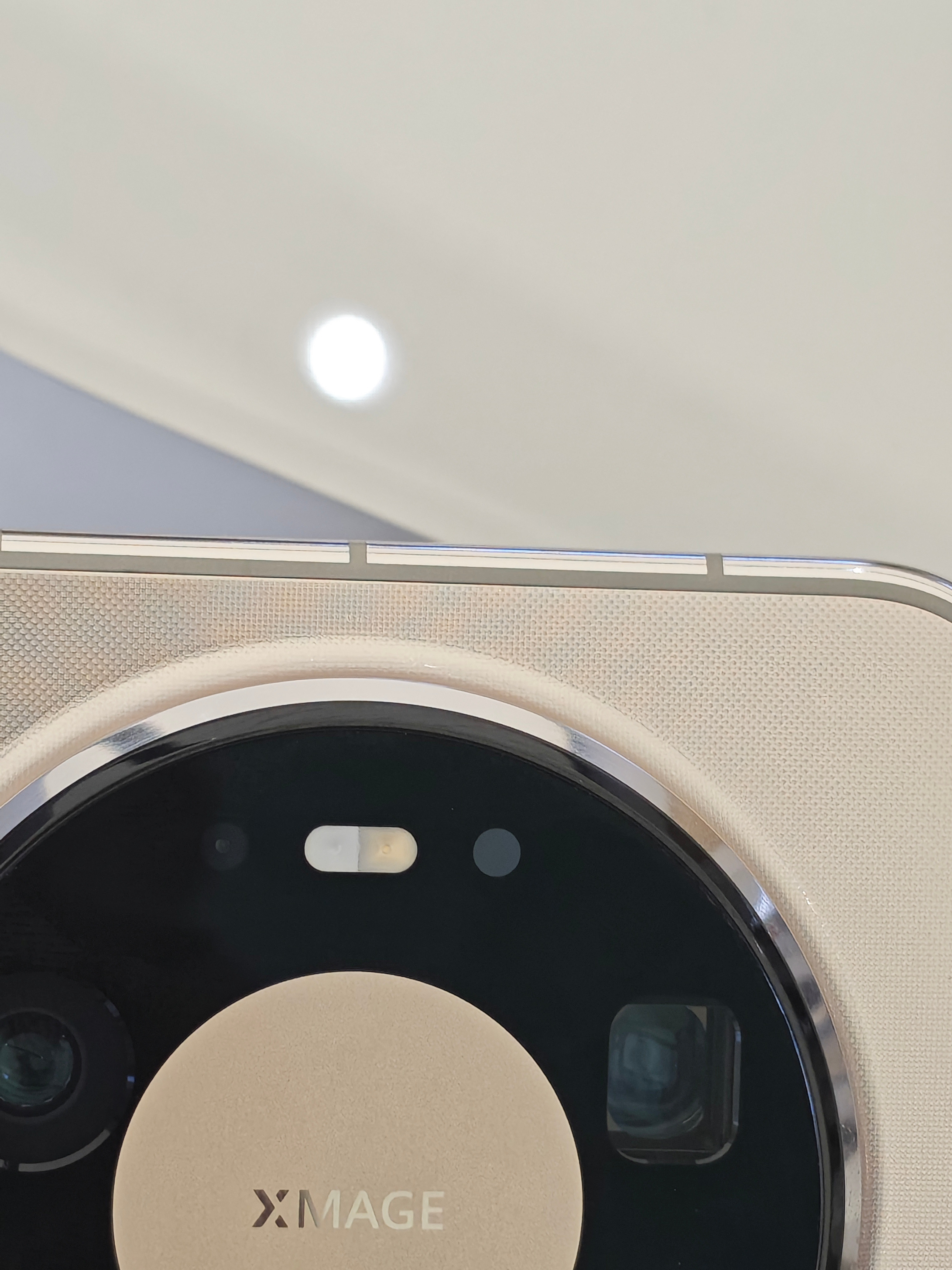 数码闲聊站华为Mate80ProMaxMate字样!看着有人拿着华为M