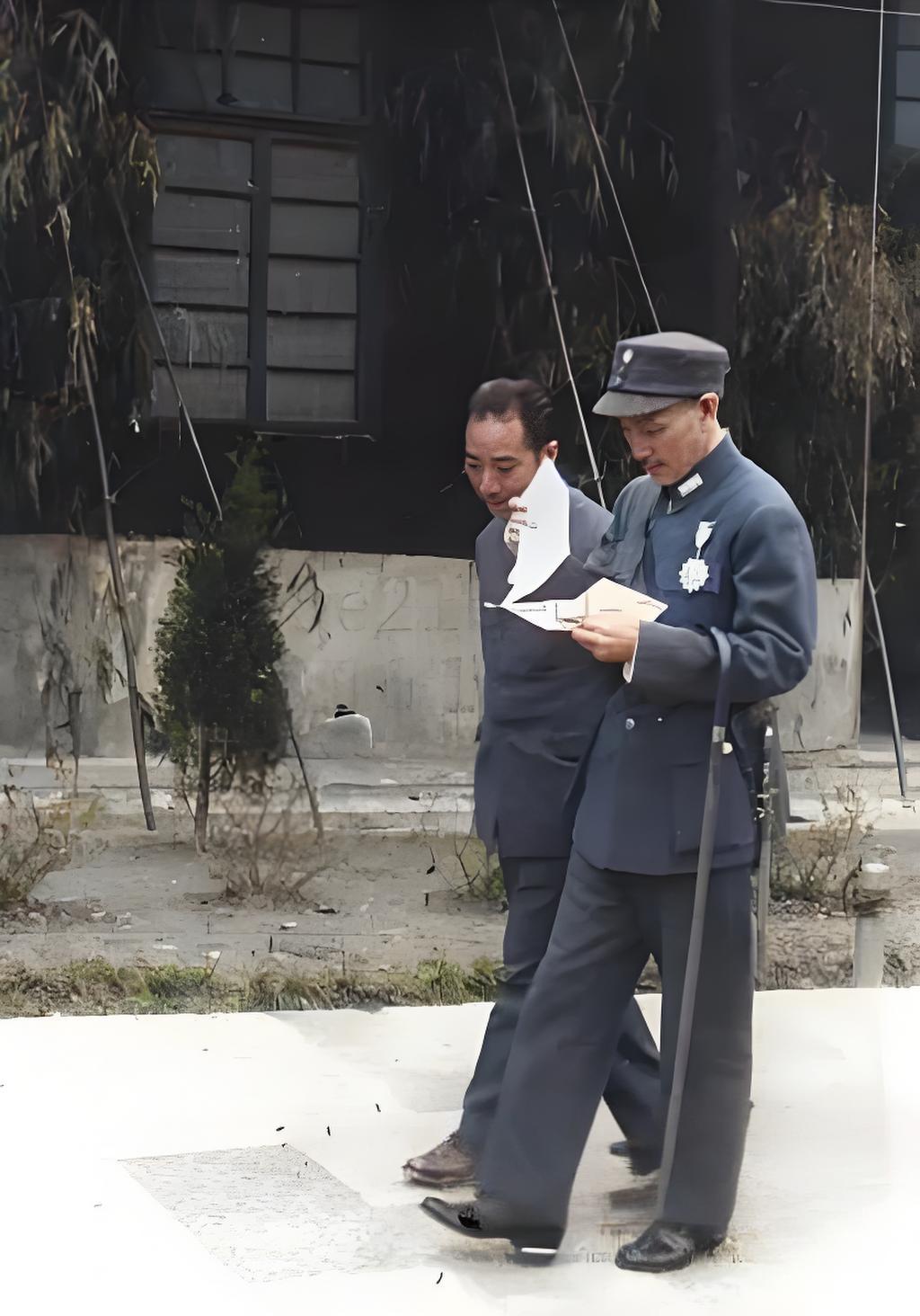 1943年，戴笠陪同蒋校长视察中美合作所时的照片，镜头中的蒋校长边走边在观看文件