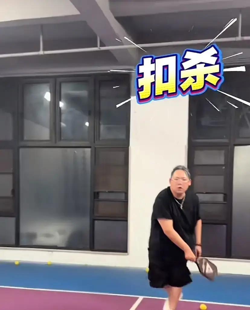 向佐把弟弟带进直播间，一场卖了1500万。更绝的是，向太直接空降，成为榜一大姐。这个曾被父母拉黑联系
