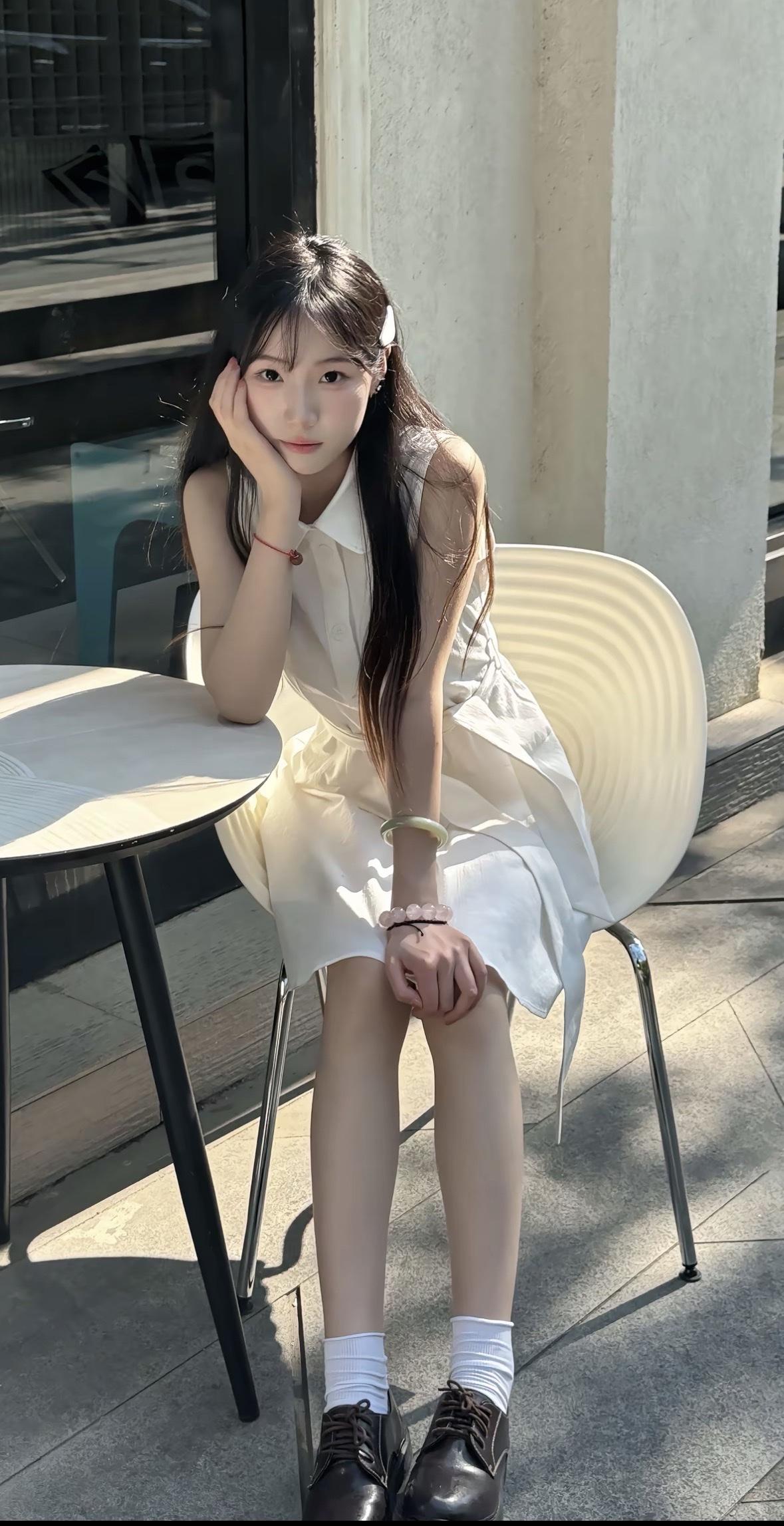 夏日清新穿搭，白色连衣裙搭配黑色皮鞋，简约又时尚！🌞👗👠
