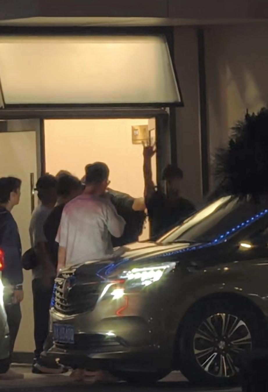 4月6日晚上，周杰伦下班在酒店被蹲守了，他从宇树科技回来一脸疲惫，这一天行程太满