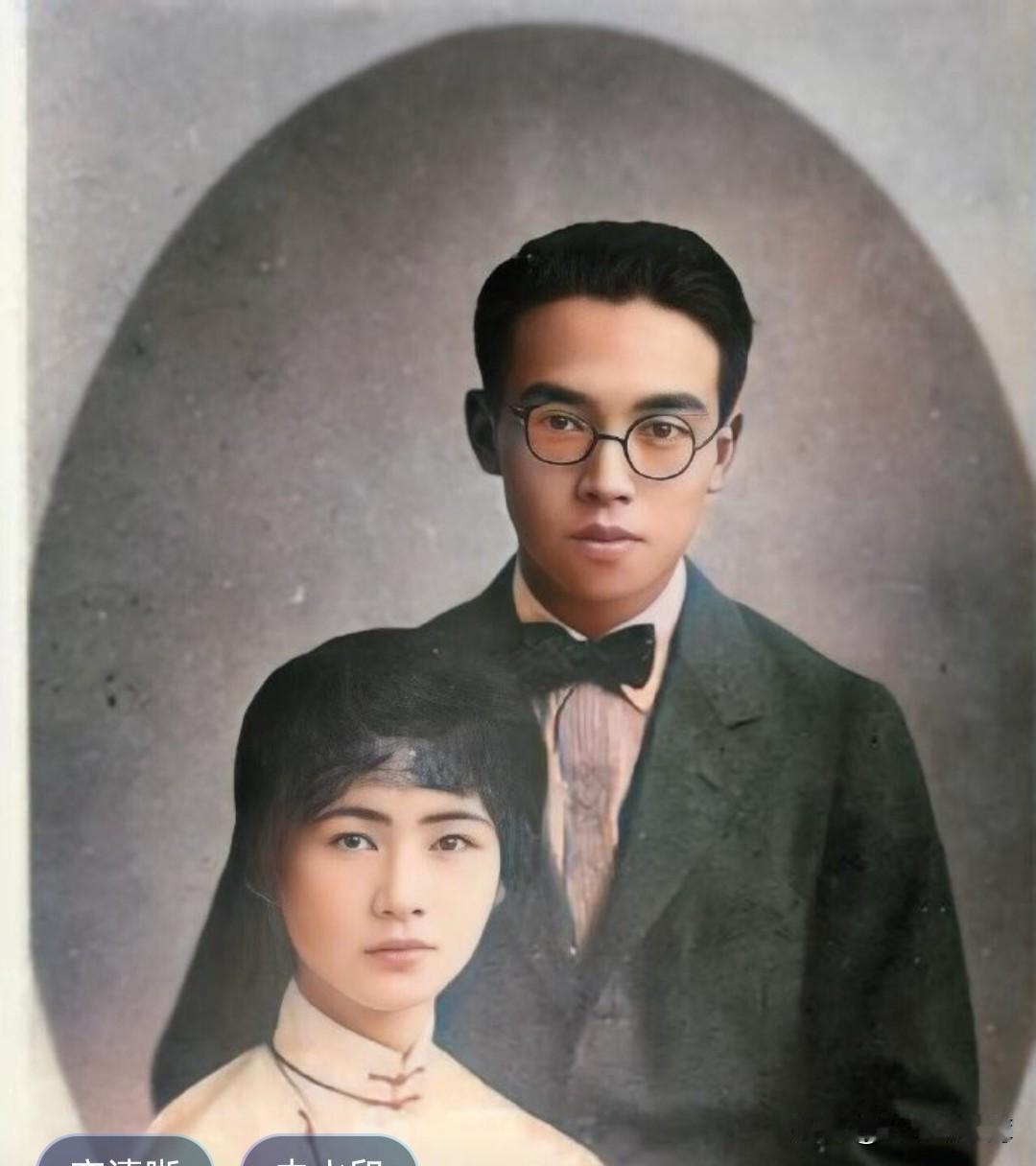 同样是新婚合影，林徽因坐着，林洙却站着。这反映了梁思成不同的心态。和林徽因结