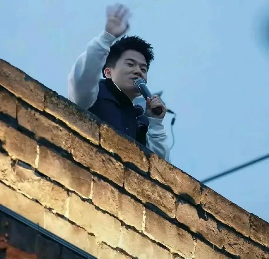人民日报为董宇辉发声，甄选心心念念去辉化，而董宇辉却带出了8个董宇辉、董宇辉不上