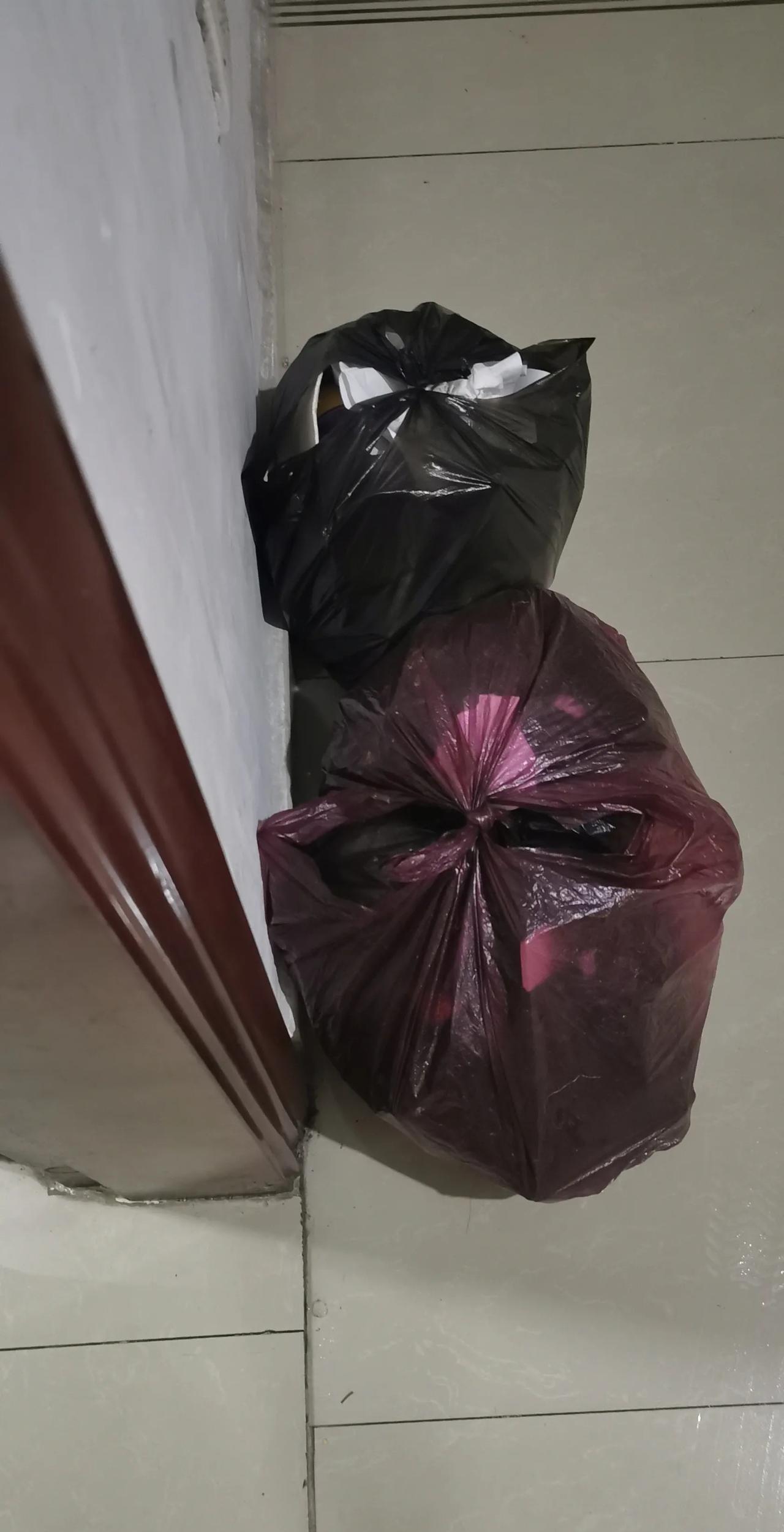 天天如此我每天晚上下完班回去快马加鞭做饭给一家老小吃。吃完之后我一个人洗碗，一