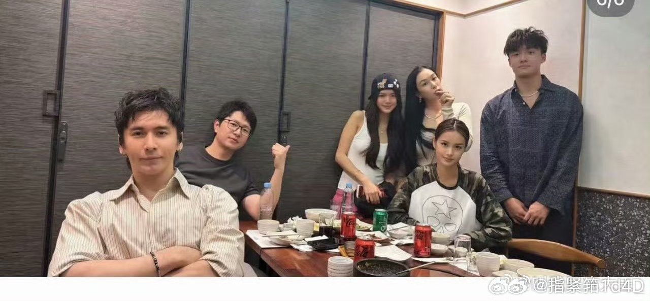钟丽缇和张伦硕不会老吗，还是这么美，一家四口合照[吐舌头眯眼睛笑][吐舌头眯眼睛笑][吐舌头眯眼睛笑