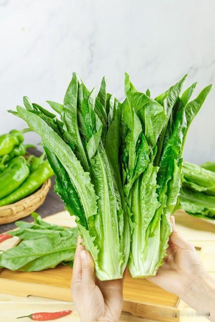 【买莴笋顺手把叶子扔了？你扔掉的可能是最值钱的部分！】很多人买莴笋，咔嚓把叶