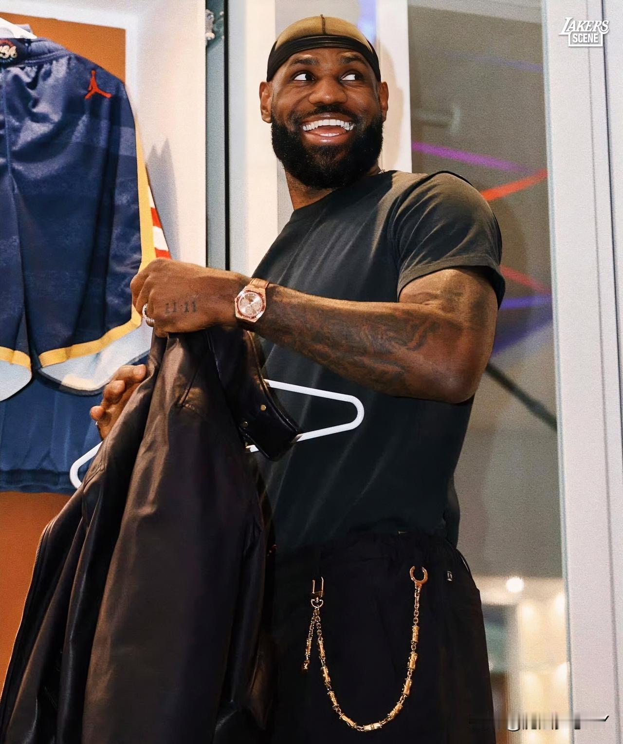 你可以说詹姆斯抱团夺冠，也可以说詹姆斯靠队友让篮板拿三双，但有一点你绝对说不