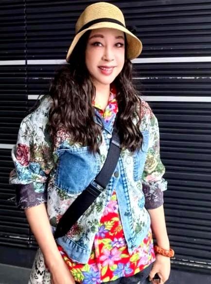 刘晓庆这一摔，把“不服老”的现实给摆上台面了。大家总看到她状态超好，穿得时髦