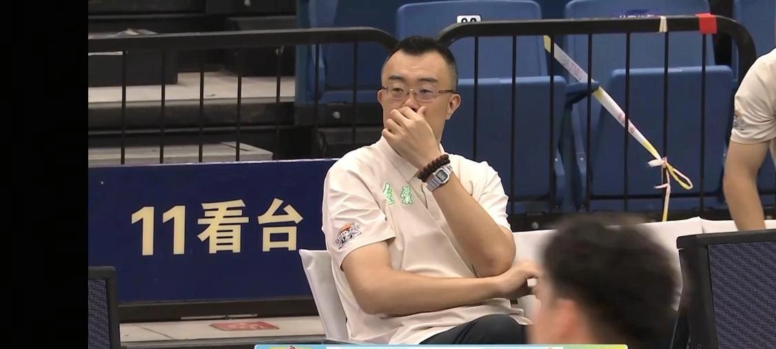 刘子扬19岁，付远旭19岁，这俩名字已经躺进辽篮大名单了。再往后翻，清一色00