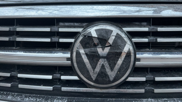 路滑追尾了这车标真贵啊，4儿子说有acc要上千，我还是追尾全责，一开始以为是小