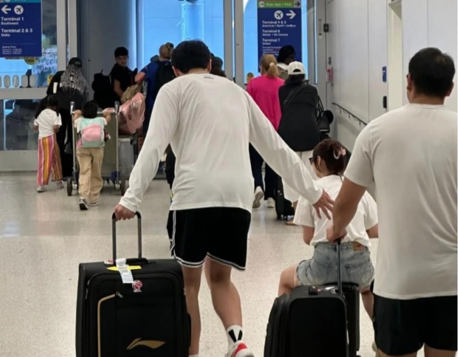 杨翰森在洛杉矶参加篮球训练营训练，被拍到女朋友与其同行，在国外有女朋友陪伴对年轻