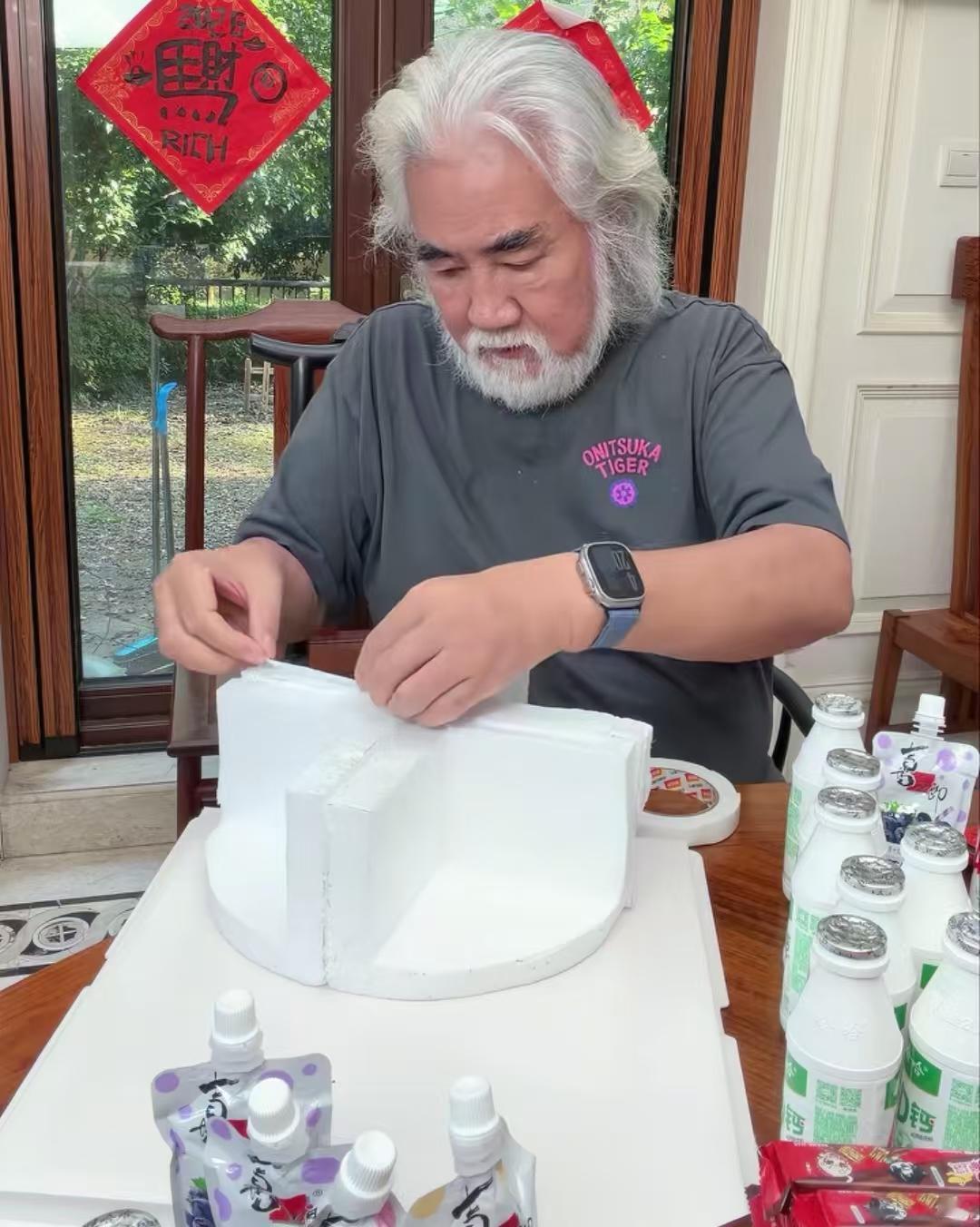 张纪中挺能折腾，女儿花花六岁生日，他亲手做了一个蛋糕。张纪中喜欢孩子可以理解，但