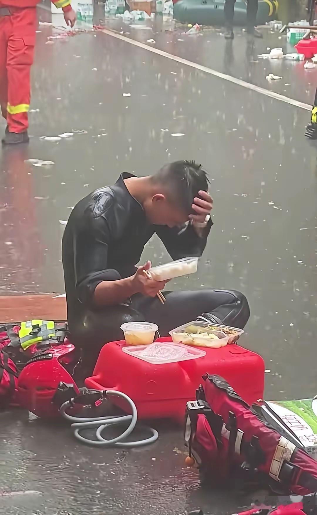 那个火遍全网的“泡饭哥”找到了，7月9日，一名消防员坐在雨中吃饭的视频火遍全网，