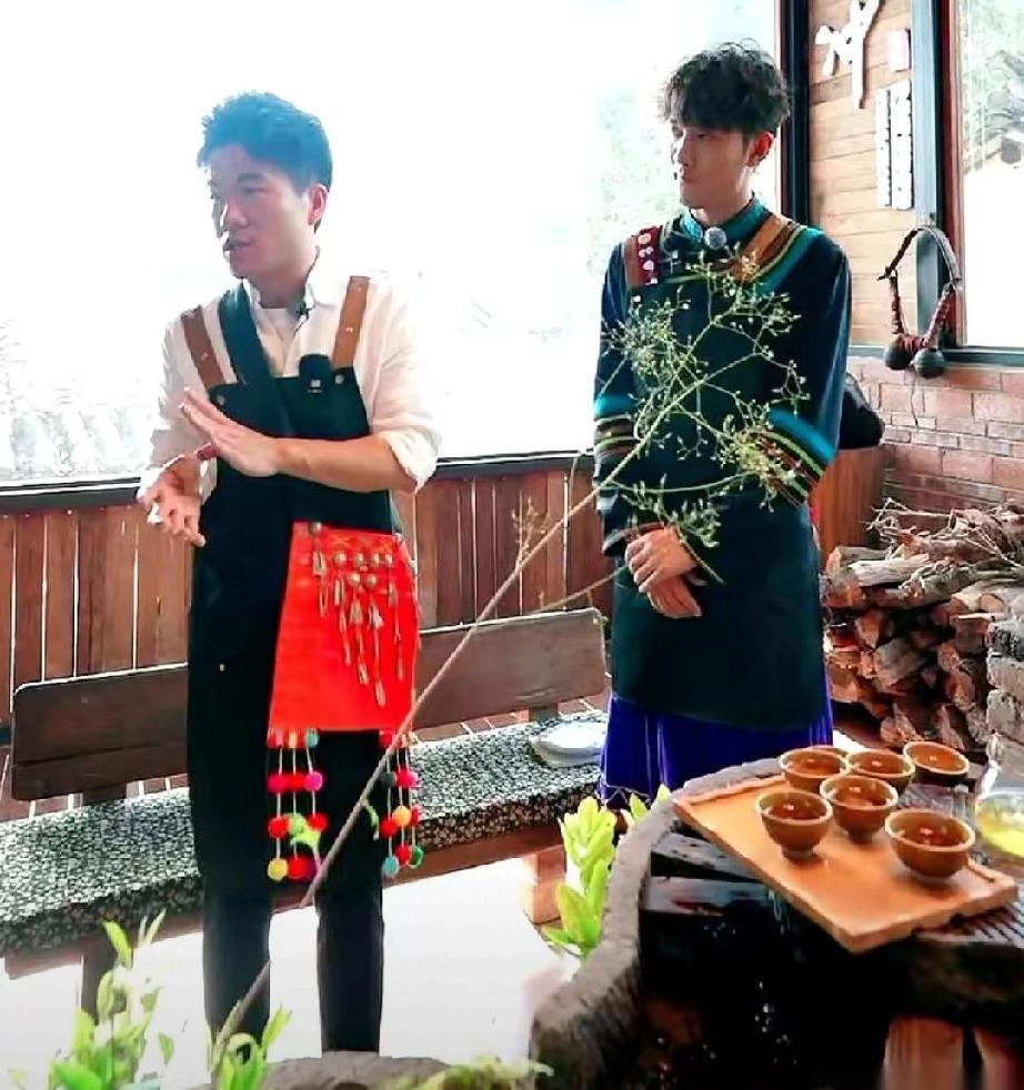 董宇辉在云南直播时，聊到了一个挺扎心的现实。他的公司现在快1000人了。可他转