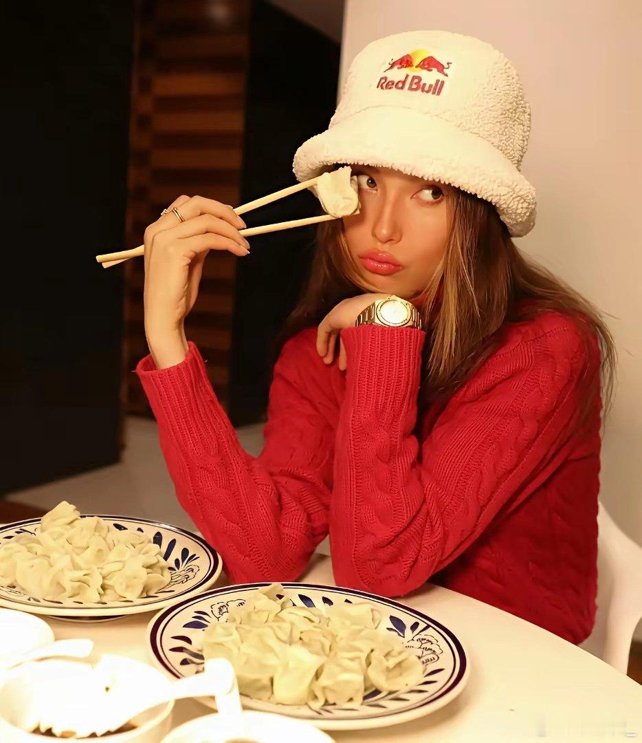 谷爱凌说：“我记得在美国读幼儿园的时候，别的小朋友课间点心带的都是葡萄干这类零食。我带的是荷叶包着的
