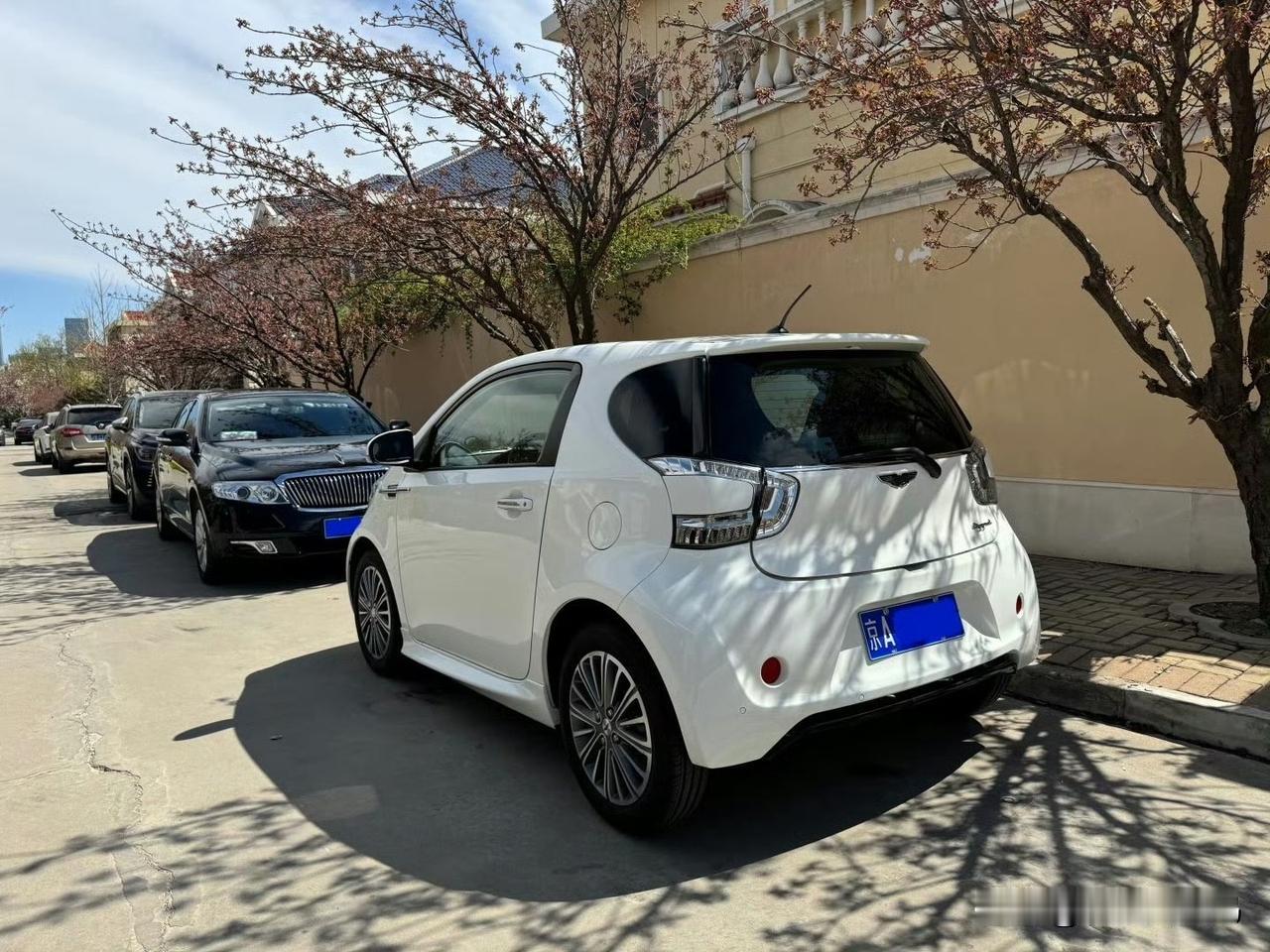 哈哈哈这车也太低调了吧！乍一看还以为是老头乐，结果居然是阿斯顿·马丁