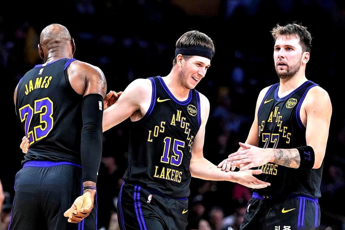 詹姆斯快41了，别再指望他擦屁股了。湖人这套首发（东契奇、里夫斯、詹姆斯、八