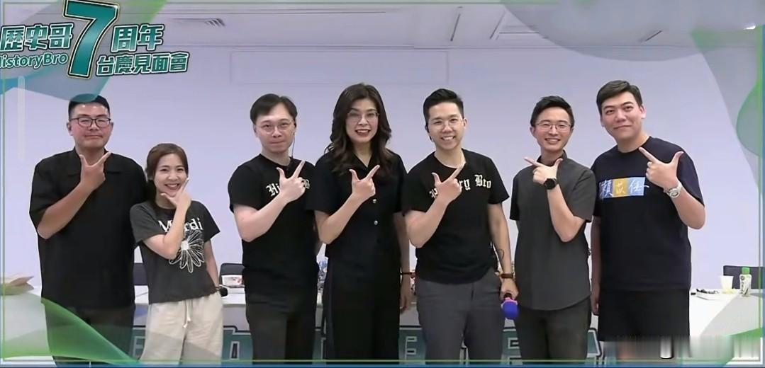 郑丽文昨天继辅选江启臣，郑卢江三人同框后，又出席了一场特别活动，与六名青年名嘴同