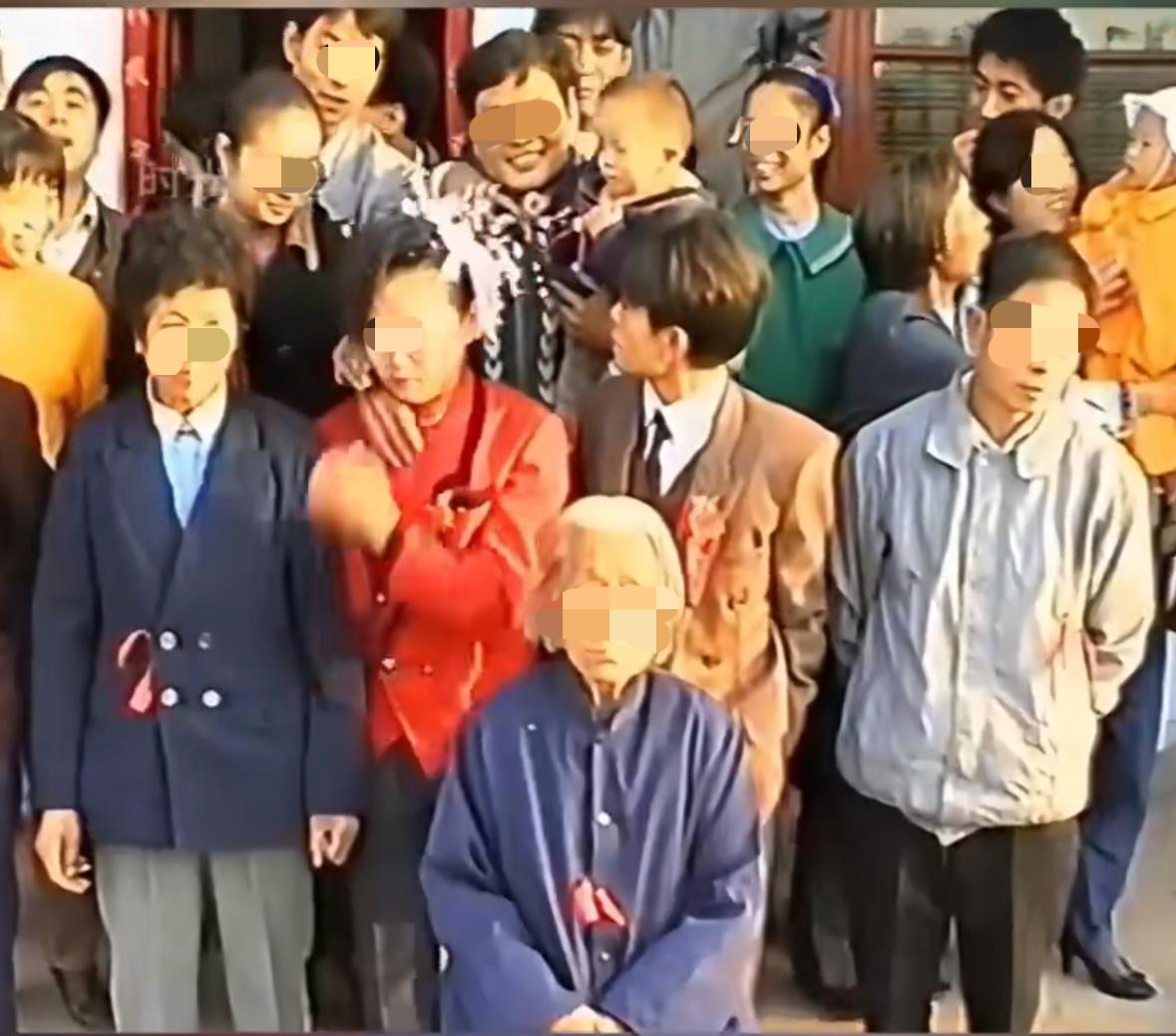 这是1992年河南焦作的婚礼，后面的大哥手真欠，抱着孩子手还不老实！老太太端坐