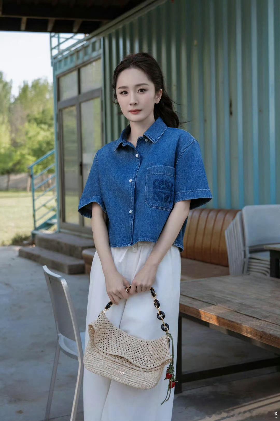 杨幂🦊杨幂siinsiin全球品牌代言人天空晴了以后，会把一切都照的透亮