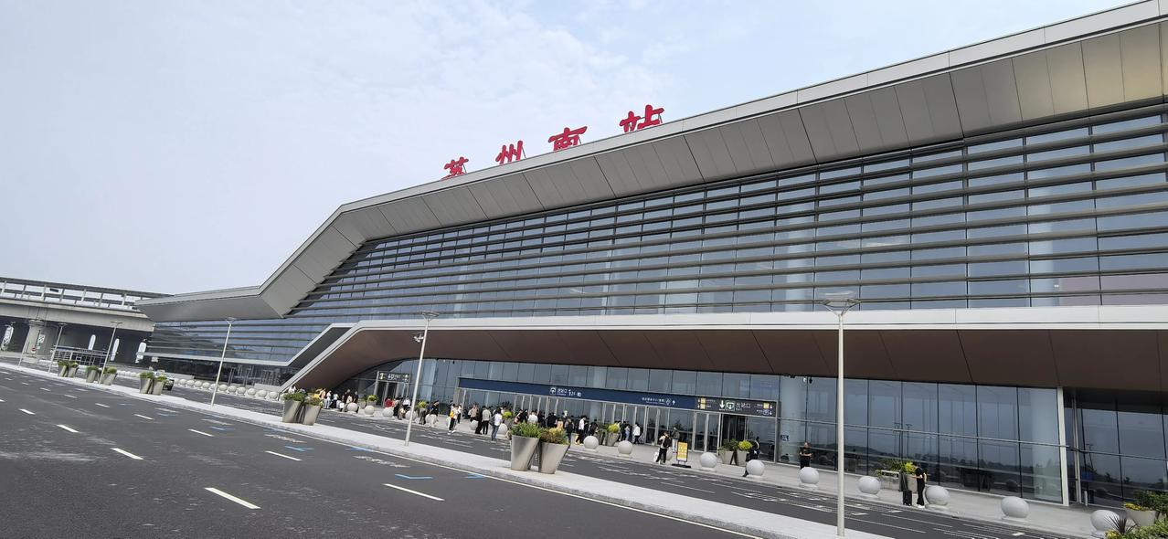 高铁站为什么不能提前开门？6点钟就已经有人在高铁站外面等着，人不少，但是进