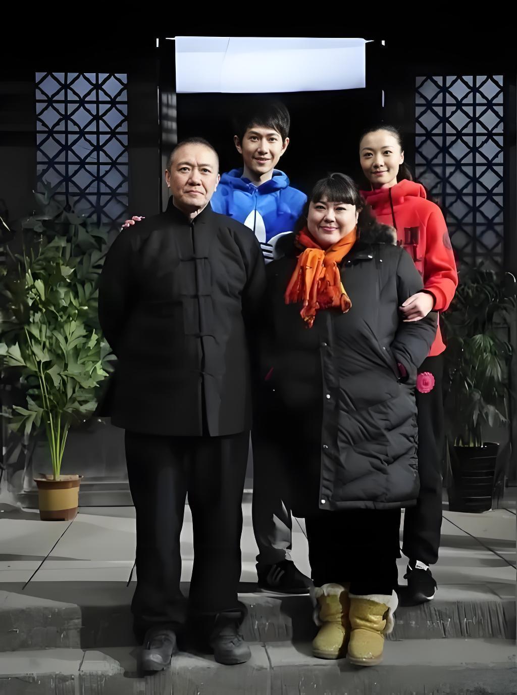 这张合影里，李幼斌我认识，齐溪我也认识，唯独这个胖胖的大姐看着挺面熟，可就是不知