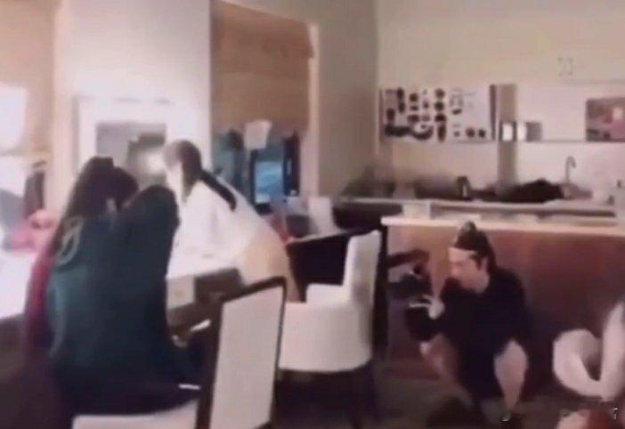 博哥的摄影水平看来更是突飞猛进了好想看啵啵给肖肖拍照的样子哈哈哈哈哈