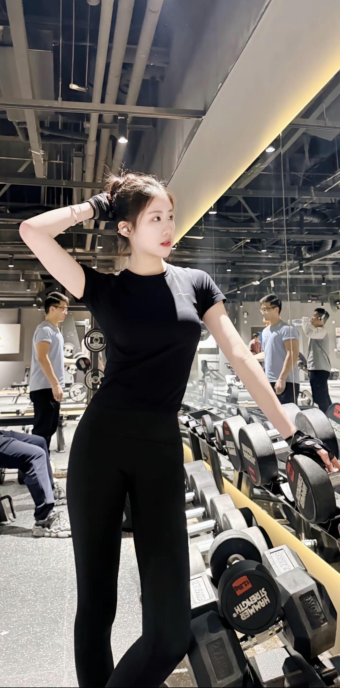 健身日常真的太让人着迷啦！我最近在做自重燃脂训练，每天坚持60次。像徒手深