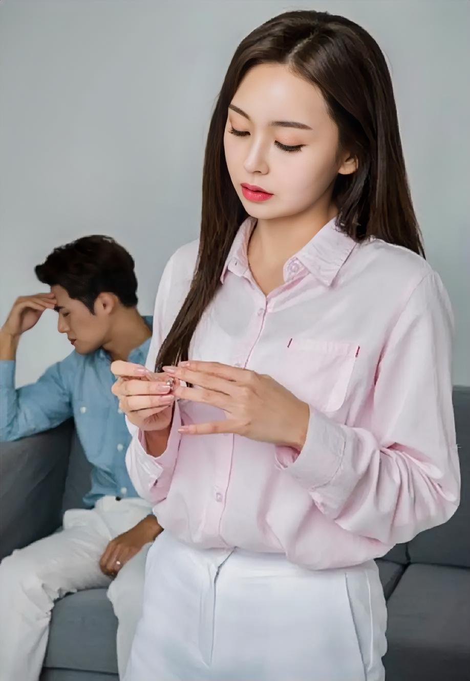 一位民政局工作人员说：“只要你陪人跑一趟离婚手续，不用多，就一上午，你会发现每