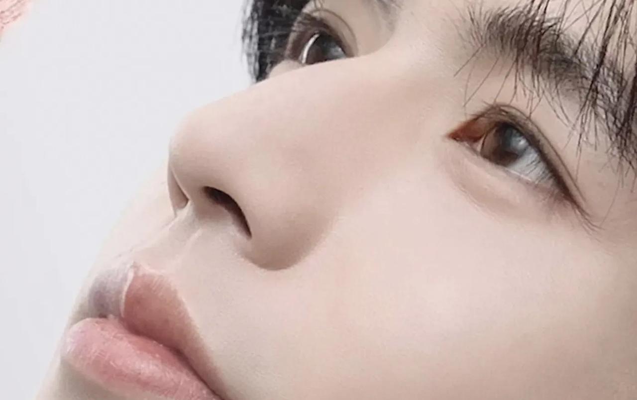 张凌赫在最新短片中的造型极具看点：丝绸衬衣的垂坠质感与他透亮的肌肤相互映衬，粉色