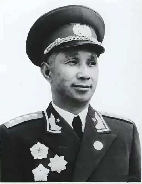 1942年，一名伪军师长派人送给粟裕一把伞，粟裕疑惑地打开伞一看，里面竟