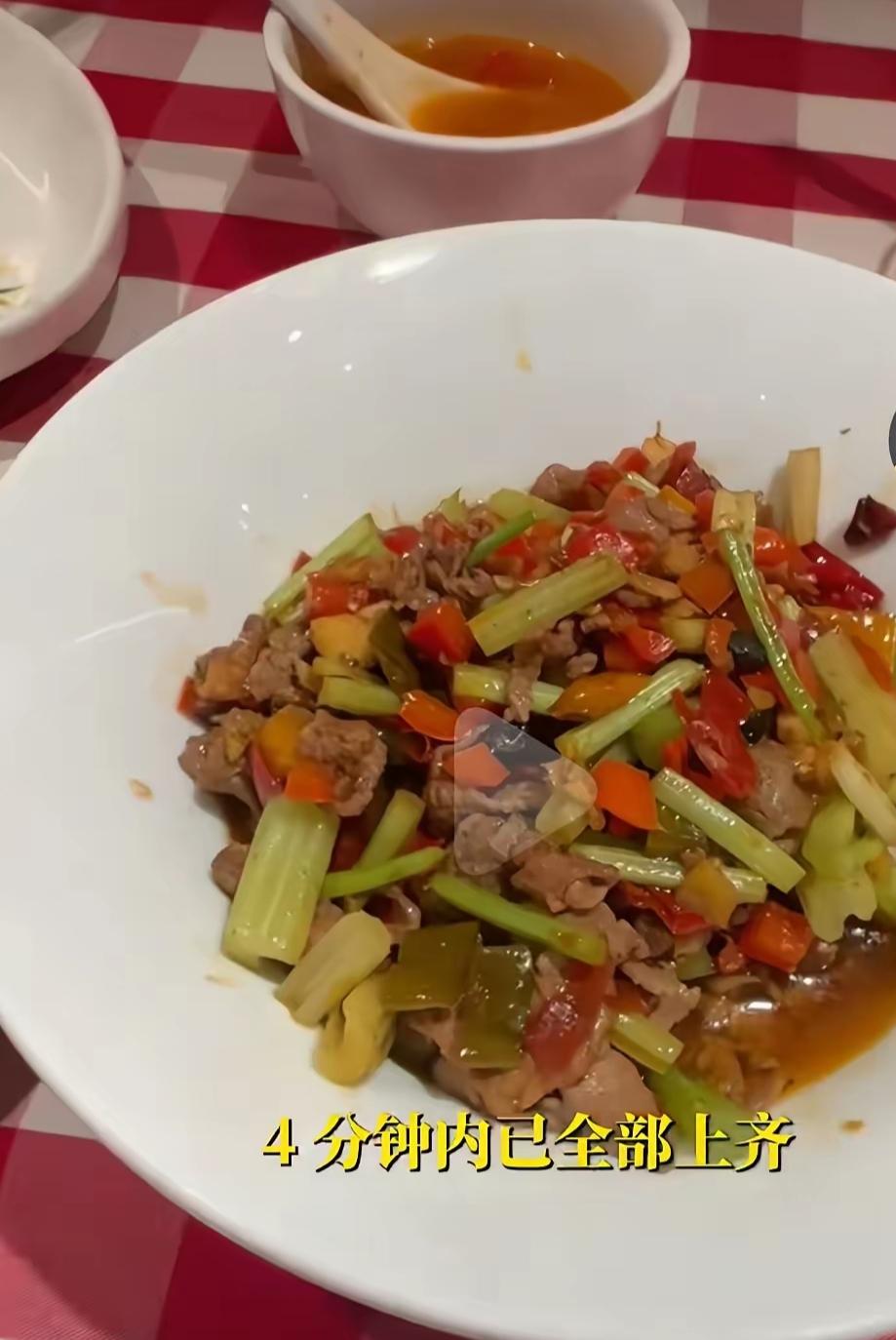 成都西贝点无辣菜遭拒！顾客曝“少盐也不行”，预处理菜充现炒引争议最近有人在