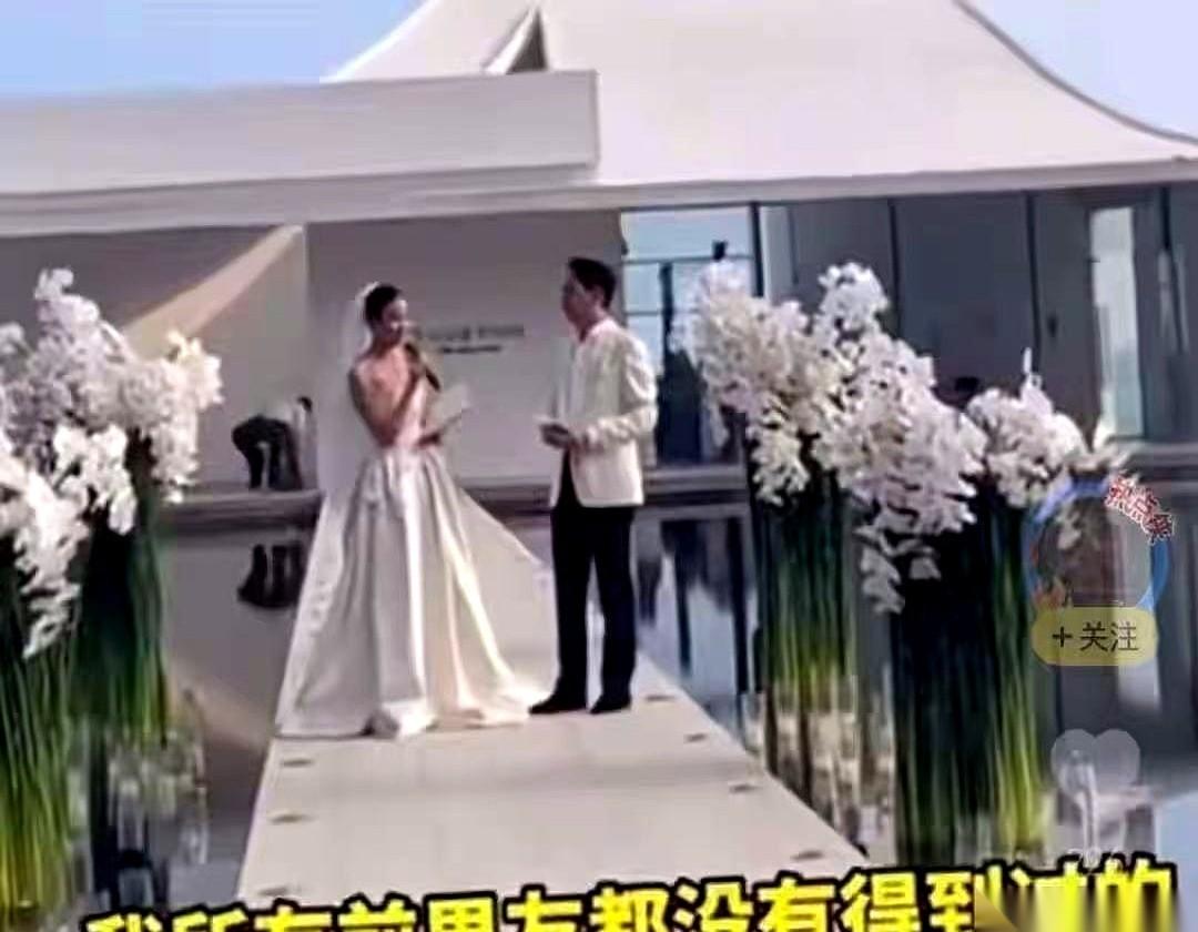 婚礼现场，司仪刚把话筒递给新娘。全场都等着那句“我愿意”。结果她扭头，喇叭对着