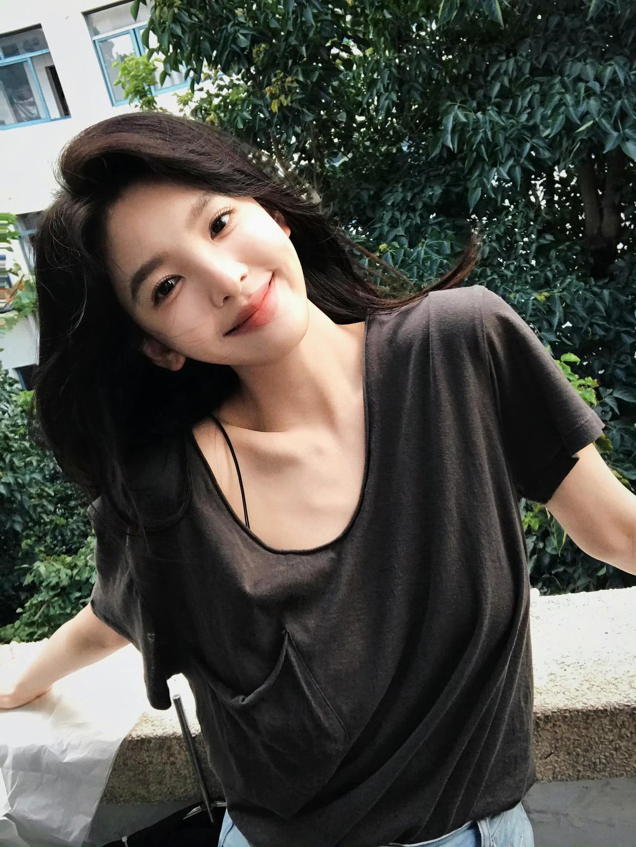 章若楠黑长直淡妆，氧气少女感扑面而来！