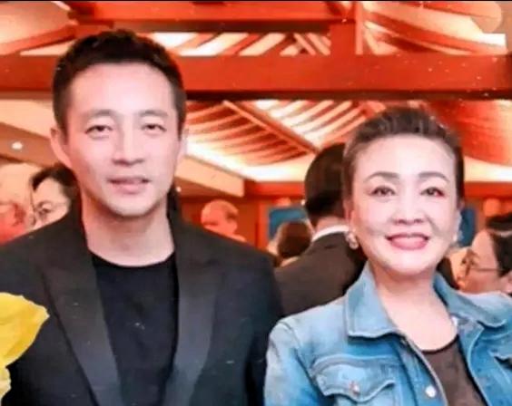 大家看汪小菲,觉得他被分两半,外面说他这不好那不好,可是他呢,又很独立,