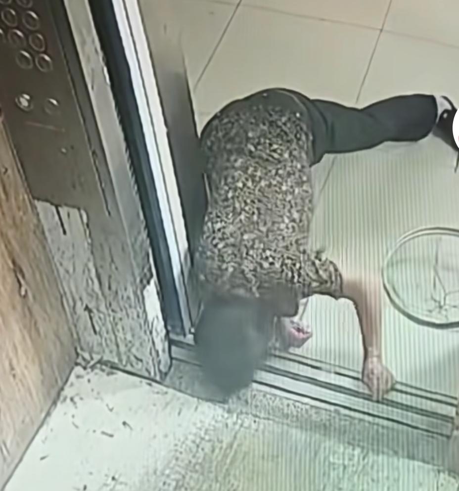 看了大妈用刀具阻挡电梯的新闻我把视频发到业主群，直接艾特了我们楼上的邻居！