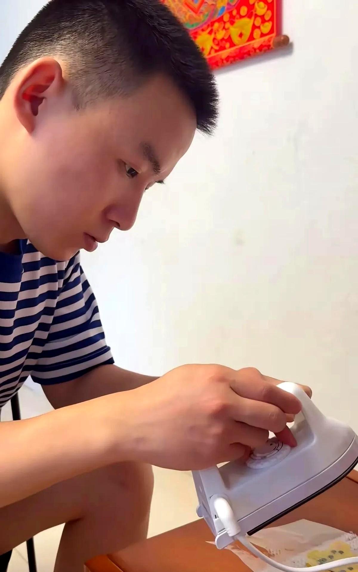 谢浩男未受网络影响，笑到见牙不见眼。没有后妈的团聚场合，谢浩男笑的肆无忌惮。