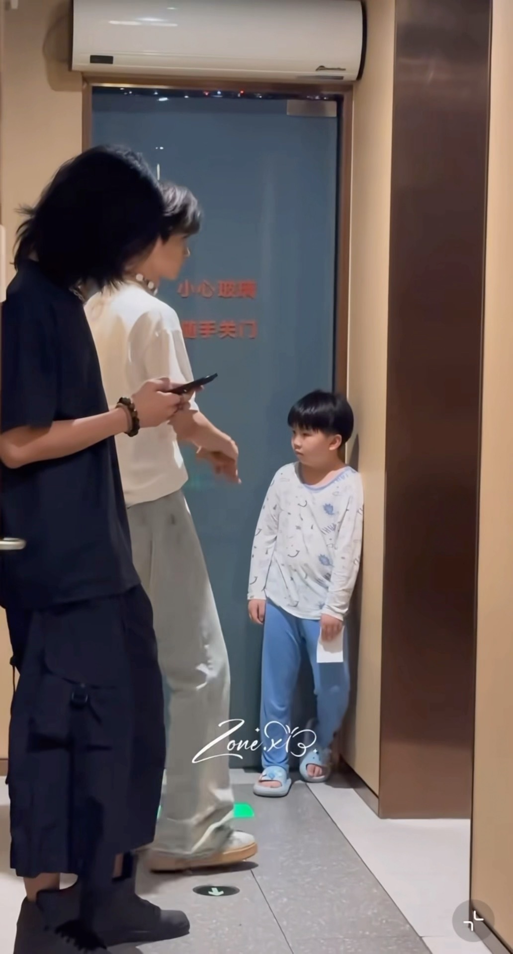 梓渝对着小孩子甩水...希望这不是上完厕所后...​​​