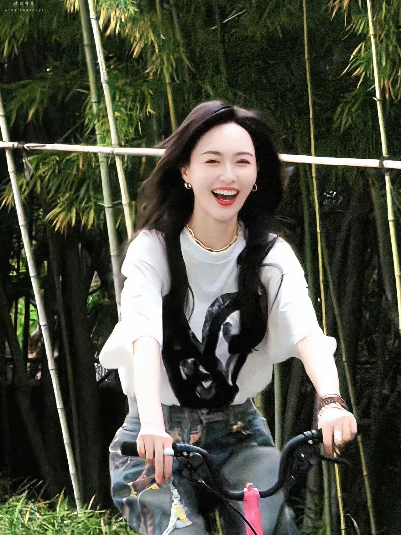 果然让爱情滋养出来的女人，青春火力，美丽乐观，宛如18岁少女，简直美爆了