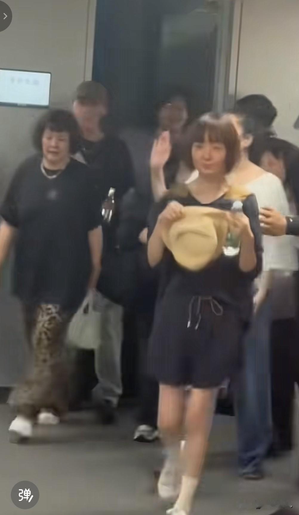 有种强烈的预感，王菲很快就要登上鲁豫的新节目《慢谈》了！不知大家有没有发