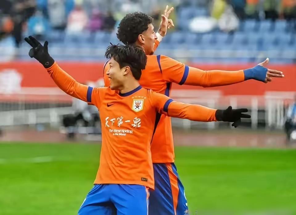 谢文能一个庆祝动作，让国安球迷集体破防了。赛后国安官网直接炸了。张玉宁的进球