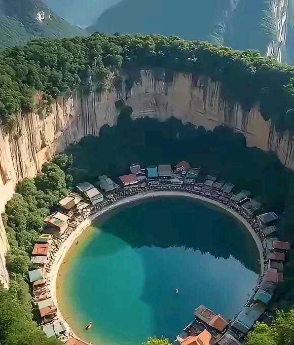 这种地形在古代就是最佳防御阵地，在现代就是最佳休闲娱乐场所，在有丧尸的时代也是最